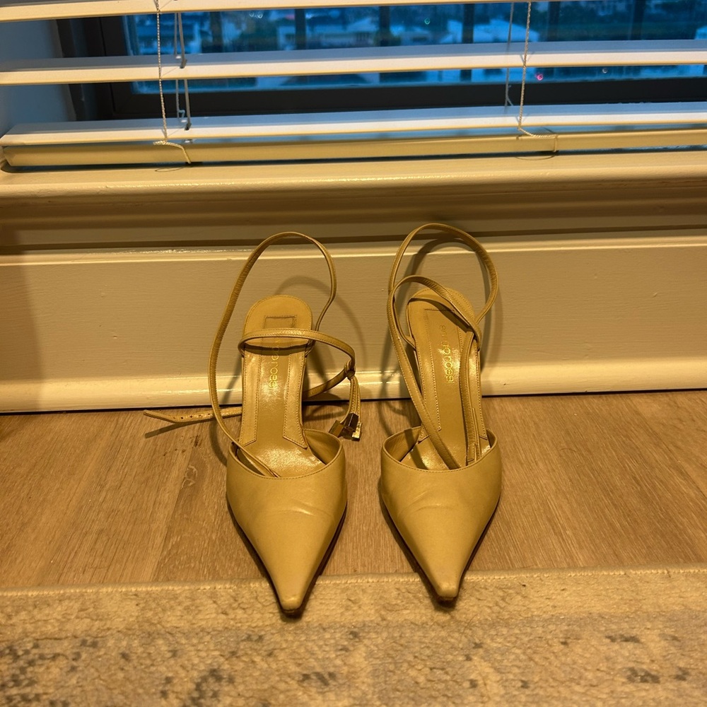 Sergio Rossi Cream Heels with Pointed Toe and Ankle Strap
